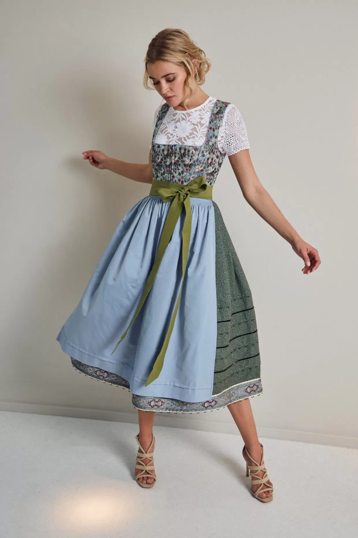 Traumhaftes Dirndl Mit Aufwendigem Rock Und Zusätzlichem Gürtel-Sportalm New